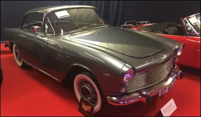 Réalisé chez le carrossier français Facel, ce très joli coupé cache la base technique d'un modèle populaire français des années 1950. Quelle est cette voiture ?