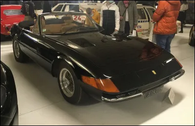 Sur la base de quel coupé emblématique, aligné par son constructeur dans le cadre d'une féroce guerre commerciale contre Lamborghini- repose ce superbe cabriolet ?