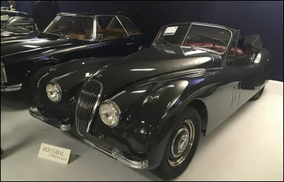 C'est indiscutablement ce magnifique roadster qui a donné à son constructeur une renommé internationale. Quel est le nom de ce modèle dont le nom renseigne sur sa vitesse ?