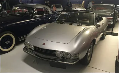 Quand Ferrari a besoin de vendre suffisamment de moteurs pour obtenir l'homologation de sa monoplace, cela donne ce fort joli modèle italien. Comment s'appelle ce cabriolet sportif ?