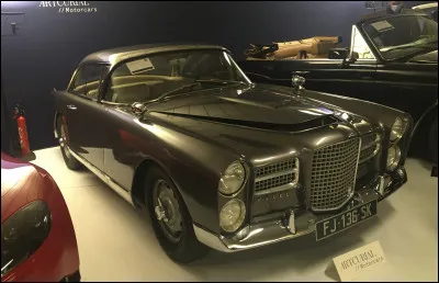 Cette majestueuse GT française pouvait tutoyer les 200 km/h grâce à son puissant moteur américain. Comment s'appelle ce très élégant coupé de luxe fabriqué en région parisienne ?