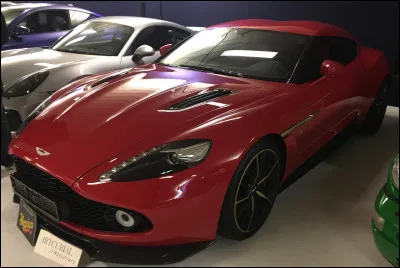 Issue d'un mariage anglo-américain, cette supercar ne déparerait pas au Top Marques de Monaco. Comment s'appelle cette voiture de prestige qui ne dépaysera en aucun cas 007 ?