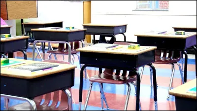 Tu parles avec tes potes et la cloche sonne annonçant le début de ton cours.
Que fais-tu ?