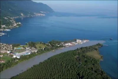 Le lac Lman est travers par :