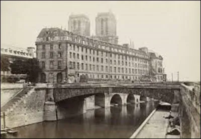 Sur quelle île ''LHôtel-Dieu de Paris'' a-t-il été construit ?