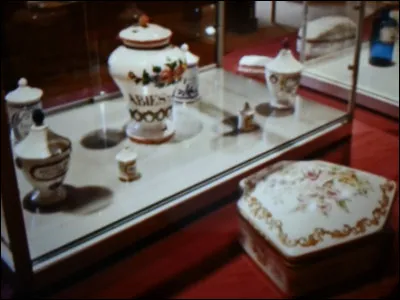 Quelle ville est connue pour sa porcelaine ?