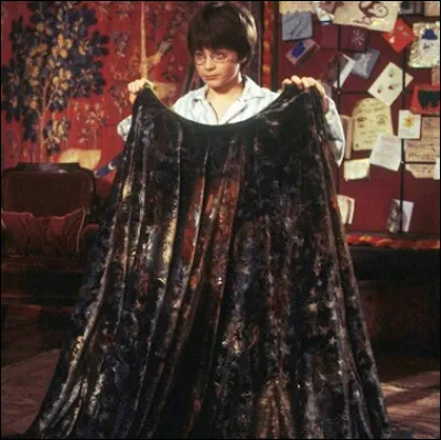 Qui a offert la cape d'invisibilité à Harry Potter ?