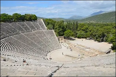 Ce temple d'une acoustique exceptionnelle a été construit selon les règles du nombre d'or. Où peut-on suivre un spectacle de plein air pour 12 000 spectateurs sans aucun micro ?