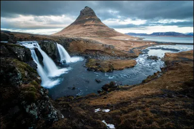 Comment s'appelle cette cascade situ&eacute;e sur la p&eacute;ninsule de Sn&aelig;fellsnes et accoud&eacute;e &agrave; un volcan de forme conique ?