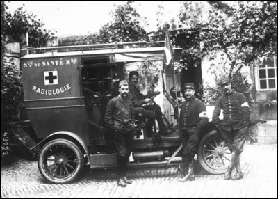 Lors du début de la Première Guerre mondiale, Marie se mobilise et participe, à la conception de dix-huit unités chirurgicales mobiles, nommées « ambulances radiologiques ».