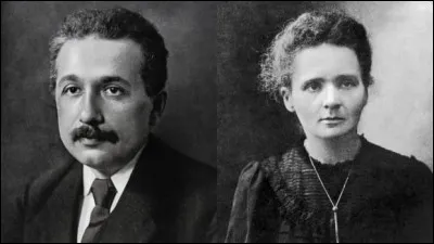 En 1911, lors d'une réunion mythique à Bruxelles, Marie est aux côtés d'Albert Einstein mais aussi aux côtés de Paul Langevin ou encore, Henri Poincaré.