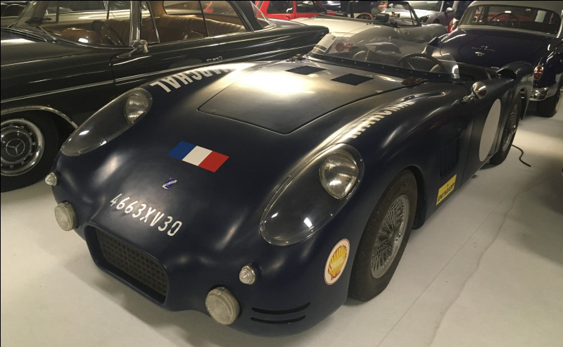 Cette voiture de course française faisait partie des derniers vestiges de la glorieuse industrie de l'automobile de luxe française des années 20-30. Comment s'appelle donc ce modèle ?