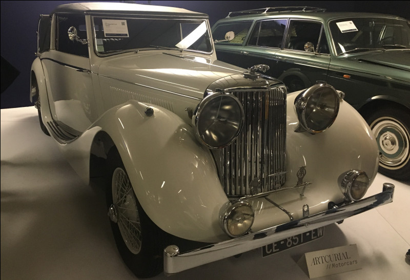 Est-ce pour mieux nous éblouir que les voitures de luxe anglaises de l'époque étaient dotées d'immenses phares ? Bonne question mais ce qui m'intéresse est de connaître le nom de ce modèle ci-dessous.