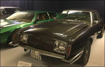 Le style minimaliste de ce coupé était atypique, voire futuriste dans les années 1960. Et c'est un français qui l'a dessiné, vive le camembert ! Quel est ce curieux modèle ?