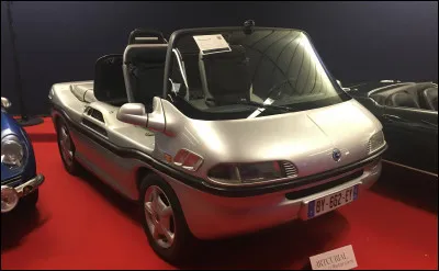 La devise de la ville de Paris est "Fluctuat nec mergitur". Cette voiture amphibie française, en dépit de sa capacité à "fluctuat", n'a pas empêché son constructeur de "mergitur". Quelle est cette française atypique ?