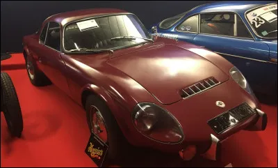 Dotée d'un moteur en position centrale arrière, cette berlinette française était une pionnière au début des années 1960. Quel est le nom de cette sportive que prendra le nom d'un fabricant de matériel militaire en fin de carrière ?