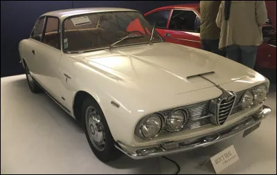 En dépit de son nom, cette GT semble davantage taillée pour la longue distance que les records de vitesse. Saurez-vous me retrouvez le nom de cette italienne ?
