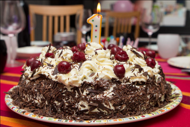 Voici enfin ton gâteau, afin d'économiser ton souffle, on n'a pas mis trop de bougies ! Bon anniversaire Ferlie ! Tu vas avoir l'honneur d'entamer ce beau dessert et de nous dire à quoi il est parfumé !