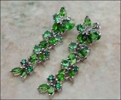 Vous l'avez compris nous fêtons un anniversaire ! C'est celui d'une dame à qui nous avons la joie d'offrir ces boucles d'oreilles décorées de pierres fines vertes :