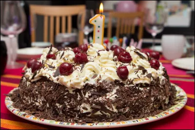 Voici enfin ton gâteau, afin d'économiser ton souffle, on n'a pas mis trop de bougies ! Bon anniversaire Ferlie ! Tu vas avoir l'honneur d'entamer ce beau dessert et de nous dire à quoi il est parfumé !