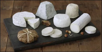 Sur le plateau, un seul fromage est enveloppé d'une feuille... Il est au lait de chèvre, quel est son nom ?