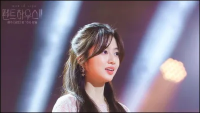 Qui a mis la moitié du trophée dans la tête de Bae Ro-Na ?