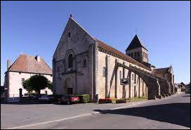 Nous sommes dans le Centre-Val-de-Loire, à La Celle. Village de l'arrondissement de Saint-Amand-Montrond, il se trouve dans le département ...