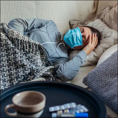 Qui remplace la personne partie sous décision médicale ?