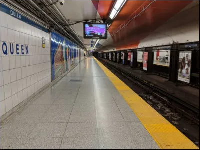 ''Queen'' est une station de métro d'une ville de l'Ontario, elle est donc...