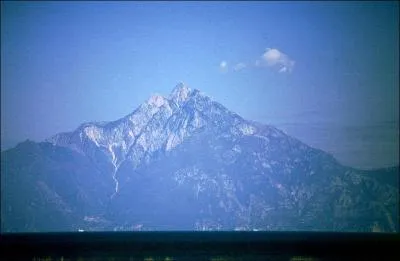 Cette montagne de Grce abrite depuis 10 sicles des monastres orthodoxes :