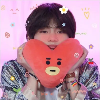 Quel BT21 V a-t-il dans ses mains ?