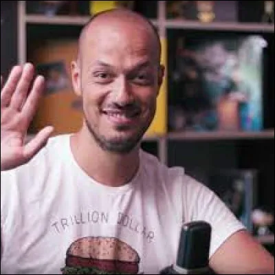 C'est le pote de David et a aussi fait une vidéo avec E. Macron.