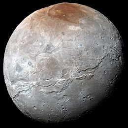 Le satellite de Pluton est anormalement gros. Il s'appelle Charon, personnage de la mythologie grecque qui...
