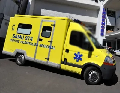 Dès ma prise de service, je dois vérifier mon matériel, si tout est en place et que cela fonctionne. Quand tout à coup, une sonnerie retentit ! Je prends connaissance de l'intervention : "homme de 50 ans, douleur dans la poitrine". Je monte dans l'ambulance et actionne les gyrophares. Je suis rejoint par un médecin et un infirmier... Quel est mon métier ?