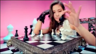 Dans quel clip Jennie joue-t-elle aux échecs ?