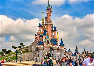 En combien de ''Lands'' est partagé le parc ''Disneyland Paris'' ?