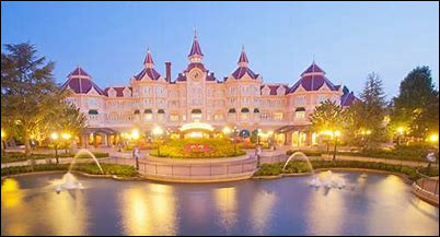 Combien existe-t-il d'hôtels à Disneyland Paris ? (Cite-les.)