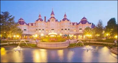 Combien existe-t-il d'hôtels à Disneyland Paris ? (Cite-les.)