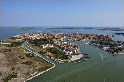 Quelle île située au nord de Venise est célèbre pour le soufflage de la qualité précise du verre ?