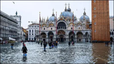 Quel est le nom de la période d'inondation de Venise pour cause des marées entre l'automne et le début du printemps ?