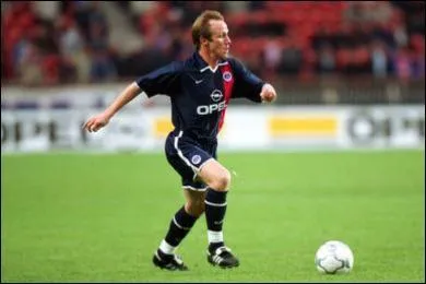 Un retour au PSG et un saut dans l'histoire : Francis Llacer, c'tait le boucher du Parc, un bourrin magnifique, qui marqua cependant en 94 contre Caen un des plus beaux buts de l'histoire du PSG :