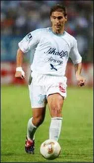 De Johnny Ecker, on a souvent dit qu'il avait deux pieds gauches. Mais c'est aussi du gauche qu'il marqua en 2001 un coup franc splendide et dcisif, avec Lille, en tour prliminaire de C1, contre