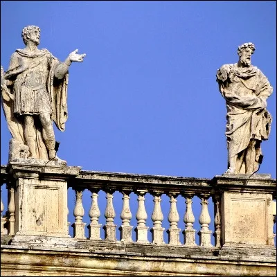 Quelle place surplomb&eacute;e par 140 statues est le t&eacute;moin des b&eacute;n&eacute;dictions urbi et orbi ?