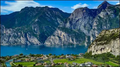 Dans quel pays se situe ''Le lac de Garde'' ?