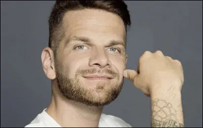 Quel est le nom de ce chanteur dont l'un des titres est '' Je garde le sourire'' ?