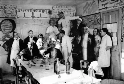 Quel type de chanson est généralement à l'honneur dans une salle de garde ?