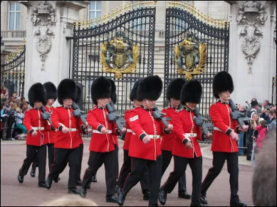 Devant quelle résidence royale peut-on assister à cette relève de la Garde ?