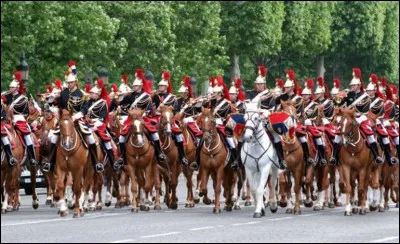 De quel ministère la Garde républicaine dépend-elle ?