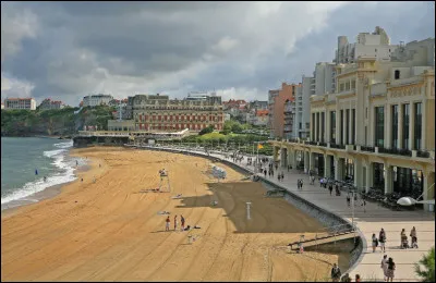 Quels sont les lieux les plus emblématiques de la station balnéaire de Biarritz, créée sous le Second Empire ?