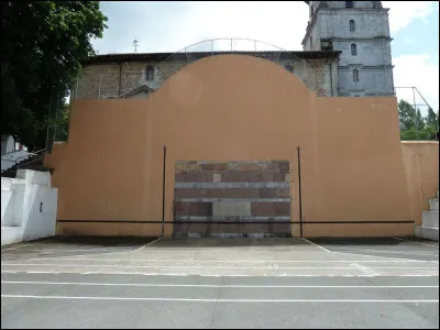 La pelote basque est un sport typique, issu des jeux de paume qui se pratiquaient sous l'Ancien Régime mais comment s'appelle le mur sur lequel rebondit la pelote (ou balle) ?